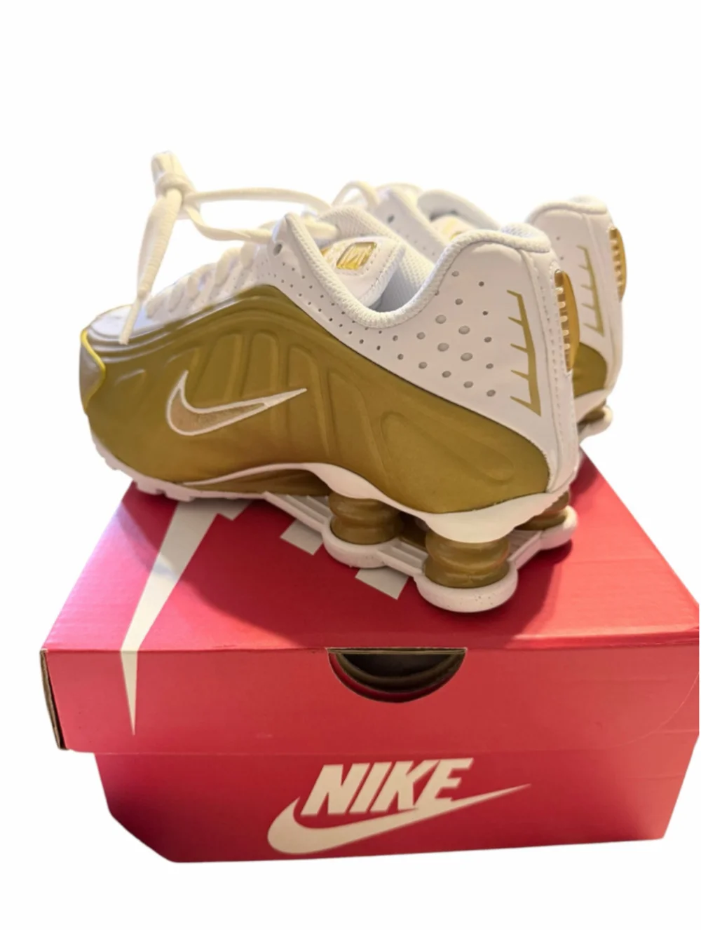 Men's/Youth Nike Shox R4 Sneakers Gold/White Size 4Y